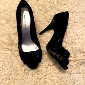 Gianni Collection size 8.5 heels with satin bow accent